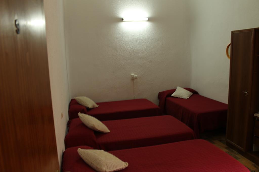 Hostal Xucar Madrid Bilik gambar